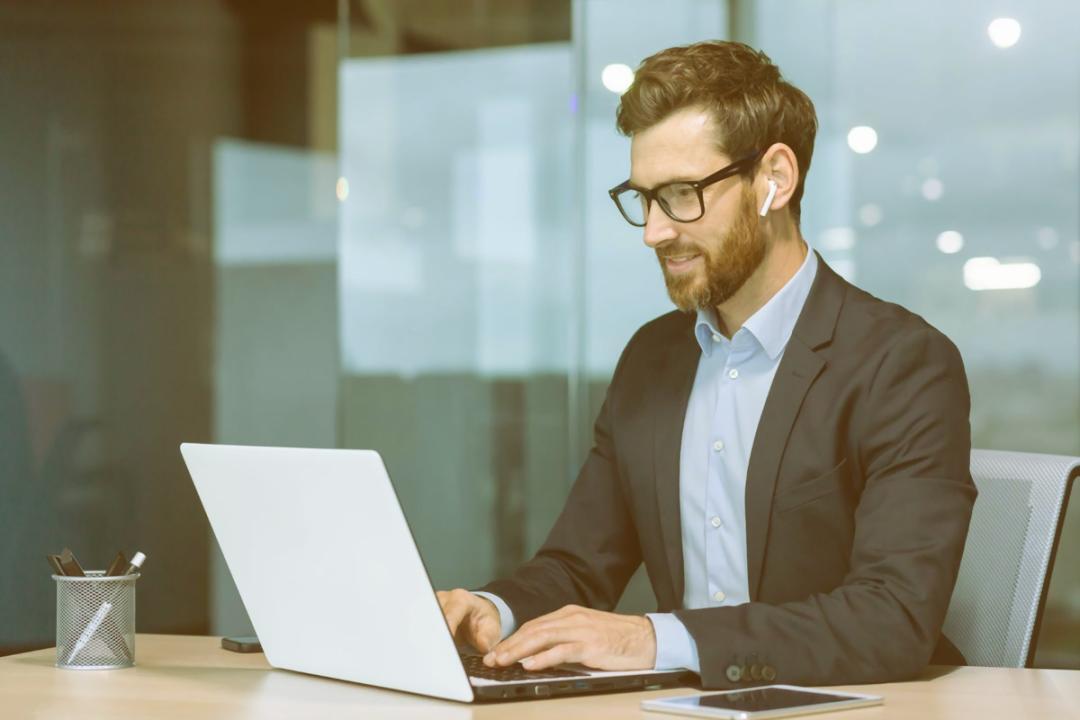 Estudiantes trabajando en estrategias de link building